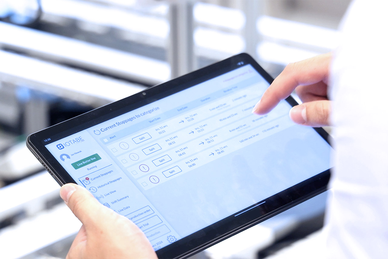 IoTabe OEE operator interface with a list of production stoppages displayed on a tablet